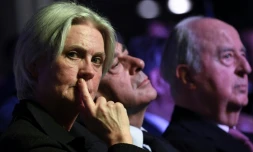 Pénélope Fillon, aux côtés de son mari François Fillon et d'Edouard Balladur, lors d'un discours Porte de Versailles à Paris, le 9 avril 2017