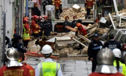 Les secours s'activent à déblayer les gravas à la recherche de personnes disparues, le 5 novembre 2018 à Marseille