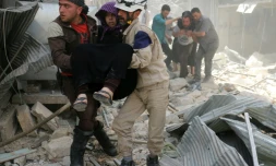 Des blessés extraits des décombres après un bombardement le 27 avril 2016 à Alep en Syrie