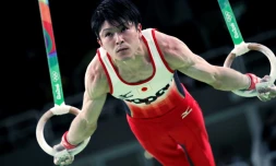 Le Japonais Kohei Uchimura aux anneaux lors du concours par équipes, aux JO de Rio le 8 août 2016