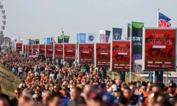 La marée organge déferle vers le circuit de Zandvoort pour admirer "son" champion de F1 Max Verstappen le 2 septembre 2022 à Zandvoort