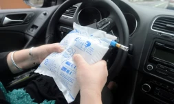 Rouler lentement, boire de l'eau ou sucer un bonbon à la menthe... Autant de "mauvaises solutions" pour rentrer par la route après avoir bu la nuit du Nouvel-An