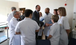 Edouard Philippe serre la main de membres du personnel médical lors d'une visite du centre hospitalier Simone Veil, à Eaubonne, dans le Val d'Oise, le 13 février 2018