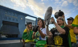 Des opposants à l'ex-président Lula manifestent le 7 avril 2018 devant le siège de la police fédérale à Curitiba (sud), où est désormais incarcérée l'icône de la gauche brésilienne.