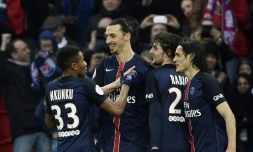 L'attaquant du PSG Zlatan Ibrahimovic, félicité par ses coéquipiers après l'un de ses 3 buts face à Nice, le 2 avril 2016 au Parc des Princes