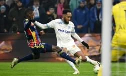 L'attaquant de l'OM Pierre-Emerick Aubameyang centre devant le défenseur lyonnais Clinton Mata, le 6 décembre 2013 au stade Vélodrome