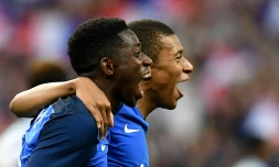 Les attaquants français Ousmane Dembelé et Kylian MBappé après un but contre l'Angleterre, en amical au Stade de France le 13 juin 2017