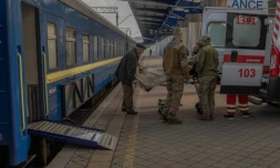 Un soldat ukrainien blessé, transféré sur une civiÚre vers un train d'évacuation militaire, le 18 octobre 2024