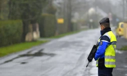 Un gendarme monte la garde devant la mairie de Notre-Dame-des-Landes, près de Nantes, le 18 janvier 2018