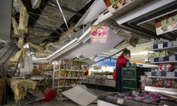 Un employé dans un supermarché de Shiroishi, dans la préfecture de Miyagi, le 17 mars 2022, aprÚs le tremblement de terre de magnitude 7,3