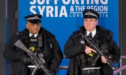 Des policiers montent la garde devant le centre Reine Elizabeth II à Londres, le 4 février 2016, où se tient une conférence des pays donateurs pour la Syrie
