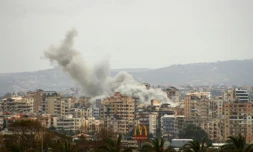 Une frappe aérienne israélienne sur un quartier de la ville de Tyr, dans le sud du Liban, le 15 mai 2026