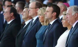 Emmanuel Macron (3e G) assiste à l'hommage aux victimes de l'attentat de Nice, aux côtés notamment de François Hollande (1er D), Nicolas Sarkozy (2e D) et du prince Albert de Monaco (3e D), le 14 juillet 2017 à Nice