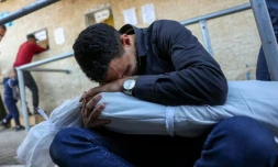 Un homme pleure en tenant le corps d'un enfant tué lors d'une frappe sur le camp de réfugiés de Nousseirat, à l'hôpital des Martyrs d'al-Aqsa à Deir el-Balah, le 21 novembre 2022