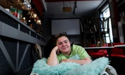 Christelle Carion installée dans son café à Pepinster près de Liège dans l'est de la Belgique, le 15 janvier 2021