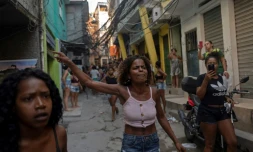 Des habitants de la favela de Jacarezinho protestent aprÚs une sanglante opération antidrogue, le 6 mai 2021 à Rio de Janeiro, au Brésil