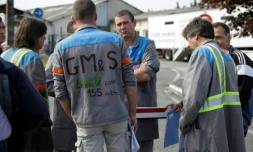 Des salariés de l'usine rebaptisée LSI et d'ex-GM&S discutent en attendant le délégué interministériel, mercredi 23 mai 2018