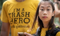 Lilly, 12 ans, ramasse des déchets lors d'une session de nettoyage en Thaïlande, le 25 août 2019