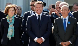 Le président Emmanuel Macron, en compagnie de la ministre des Armées Florence Parly et du patron de Dassault Aviation Eric Trappier, au salon du Bourget le 17 juin 2019 