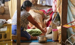 Un malade est soigné par un proche, à Iquitos au Pérou, le 1er juin 2020