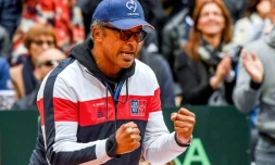 Le capitaine de l'équipe de France de Coupe Davis Yannick Noah suit le match de Jo-Wilfried Tsonga face au Serbe Dusan Lajovic, le 17 septembre 2017 à Lille
