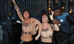 Des militantes Femen interpellées après avoir tenté de s'attacher aux grilles du palais de justice de Paris pour protester contre le rejet en appel de la demande de libération conditionnelle de Jacqueline Sauvage, le 25 novembre 2016 à Paris