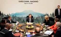 Le ministre des Affaires étrangères japonais, Yoshimasa Hayashi (C), prononce un discours devant ses homologues du G7, le 17 avril 2023 à Karuizawa 