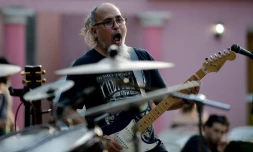 Un membre du groupe de rock cubain "La Vieja Escuela" (La vieille école) lors d'un concert, le 23 juin 2019 à La Havane