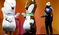 Les hermines Milo (d) et Tina, mascottes des Jeux olympiques de Milan-Cortina, à Cortina d’Ampezzo avant le dernier relais de la flamme olympique dans la ville, le 26 janvier 2026