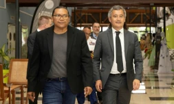 Le ministre français de la Justice, Gerald Darmanin (d), et le premier vice-président de la collectivité territoriale de Guyane, Jean-Paul Fereira (g), arrivent à Cayenne, en Guyane française, le 17 mai 2025