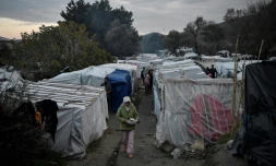 Une femme marche dans le camp de migrants de l'île de Chios en Grèce, le 11 décembre 2019