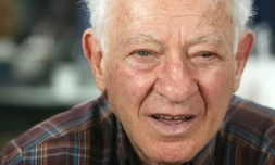 L'écrivain Martin Gray pose le 6 novembre 2004 à Brive-la-Gaillarde, lors de la 23e édition de la Foire du livre de Brive