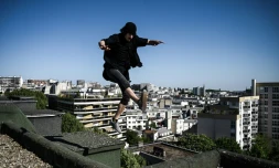 Le freerunner Simon joue les équilibristes sur les toits de Paris en plein confinement le 26 avril 2020