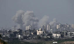 Fumée au-dessus de la bande de Gaza après un bombardement israélien, vue depuis la ville israélienne de Sdérot le 24 octobre 2023