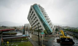 Un immeuble renversé par le séisme de magnitude 6,4 à Hualien, à Taïwan, le 7 février 2018