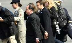Les présidents sortant et élu François Hollande (G) et Emmanuel Macron le 8 mai 2017 place de l?Étoile