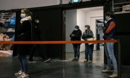 Des personnes attendent d'être testées au Covid-19, dans le Palais des sports de Lyon le 12 octobre 2020