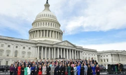 Les nouveaux élus du 116e CongrÚs américain posent pour une photo lors de leur premiÚre visite au Capitole, le 14 novembre 2018