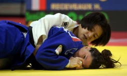 La Française Hélène Receveaux (bleue) face à la Japonaise Tsukasa Yoshida en demi-finales des -57 kg aux Mondiaux de judo, le 30 août 2017