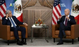 Le président américain Joe Biden (d) et son homologue mexicain Andres Manuel Lopez Obrador lors d'une rencontre en marge du sommet de l'Apec, à San Francisco, le 17 novembre 2023 en Californie