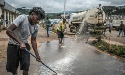 Des bénévoles nettoient les rues en prévision de l'arrivée attendue du Premier ministre Abiy Ahmed dans sa ville natale, Beshasha, en Ethiopie, le 28 mai 2026