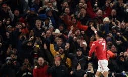 L'attaquant portugais Cristiano Ronaldo fĂȘte son 800e but en carriĂšre avec les supporters de Manchester United prĂ©sents Ă Old Trafford, le stade de la citĂ© mancunĂ©enne, le 2 dĂ©cembre 2021
