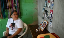 Tomasa Lopez, à côté d'un autel dédié à sa fille Kathya, disparue en 2016 à l'âge de 16 ans, le 20 mars 2026 à Mejicanos, au Salvador