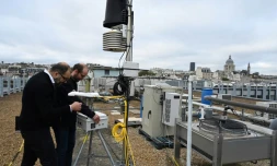 Olivier Laurent chercheur au Laboratoire des Sciences du Climat et de l'Environnement et Fouzi Benkhelifa, patron de Origins.earth, installent un détecteur de CO2 sur les toits de l'université Jussieu à Paris, le 20 octobre 2019