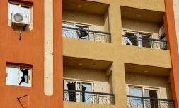 Un immeuble aux fenêtres brisées après des combats Khartoum, le 18 avril 2023