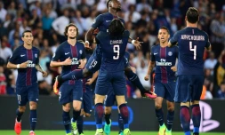 L'attaquant parisien Edinson Cavani dans les bras de Serge Aurier aprĂšs son but contre Arsenal en Ligue des champions, le 13 septembre 2016 Ă Paris