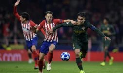Le Colombien de l'Atlético Madrid Santiago Arias (g) à la lutte avec son compatriote de Monaco Radamel Falcao, en Ligue des champions, le 28 novembre 2018 à Madrid