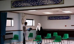 Une femme parle avec un soignant avant de se faire vacciner au centre islamique Al-Abbas, converti en centre de vaccination, à Birmingham, le 21 janvier 2021