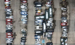Vue aérienne de canots pneumatiques ayant été utilisés par des migrants, stockés dans le port de Douvres, dans le sud-est de l'Angleterre, le 21 décembre 2021