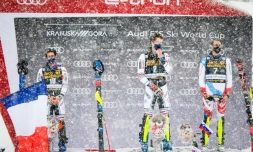 Le Français Clément Noël, vainqueur du slalom de Coupe du monde, entouré de son compatriote Victor Muffat-Jeandet (g, 2e) et du Suisse Ramon Zenhaeusern, le 14 mars 2021 à Kranjska Gora (Slovénie
